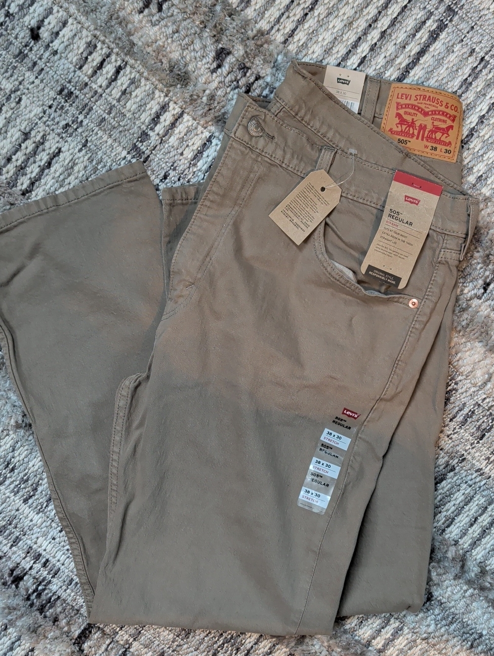Levi's Men's Chinos in Olive/Tan